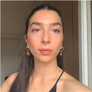 Laureata in Scienze storiche e orientalistiche impartisce lezioni di lingua letteratura italiana, lingua e letteratura latina, storia e geografia